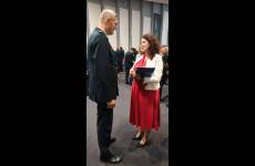 Sylwia Krawczyk, p.o. Okręgowego Inspektora Pracy w Bydgoszczy podczas przekazania listu gratulacyjnego i grawertonu okolicznościowego Panu Maciejowi Batkowskiemu, Kujawsko-Pomorskiemu Wojewódzkiemu Inspektorowi Transportu Drogowego
