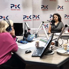 Sylwia Krawczyk, p.o. Okręgowego Inspektora Pracy w Bydgoszczy oraz Magdalena Araczewska, Zastępca Okręgowego Inspektora Pracy ds. Prawno-Organizacyjnych w studiu Polskiego Radia PiK podczas rozmowy z redaktor Magdą Jasińską