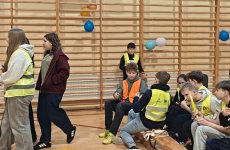 Przedstawicielki Okręgowego Inspektoratu Pracy w Bydgoszczy podczas rozdawania materiałów edukacyjnych i gadżetów promocyjnych