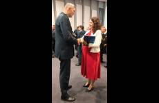 Sylwia Krawczyk, p.o. Okręgowego Inspektora Pracy w Bydgoszczy podczas przekazania listu gratulacyjnego i grawertonu okolicznościowego Panu Maciejowi Batkowskiemu, Kujawsko-Pomorskiemu Wojewódzkiemu Inspektorowi Transportu Drogowego