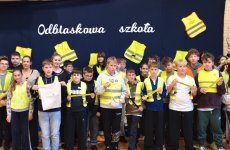 Uczniowie klas IV-VIII Szkoły Podstawowej w Królikowie podczas pamiątkowego zdjęcia