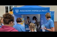 Uczestnicy Pikniku przy stoisku Okręgowego Inspektoratu Pracy w Bydgoszczy