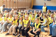 Uczniowie klas I-III Szkoły Podstawowej w Królikowie podczas prelekcji