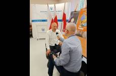 Inspektor pracy Gabriel Tyszkiewicz w trakcie wywiadu z Ireneuszem Sangerem z Polskiego Radia Pomorza i Kujaw (Radio PiK)