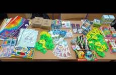 Materiały promocyjne przekazane uczniom Szkoły Podstawowej w Sadkach podczas pierwszego spotkania