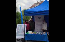 Pracownicy Okręgowego Inspektoratu Pracy w Bydgoszczy na stoisku informacyjno-promocyjnym