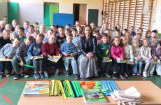 Uczniowie klas I-IV Szkoły Podstawowej w Kołodziejewie podczas pamiątkowego zdjęcia