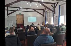 Uczestniczy szkolenia