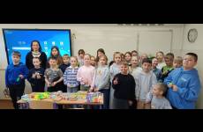 Uczniowie Szkoły Podstawowej w Sadkach (grupa pierwsza) podczas pamiątkowego zdjęcia z prowadzącą warsztaty