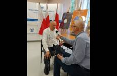 Inspektor pracy Gabriel Tyszkiewicz w trakcie wywiadu z Ireneuszem Sangerem z Polskiego Radia Pomorza i Kujaw (Radio PiK)