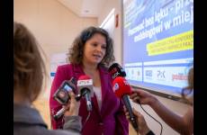 Sylwia Krawczyk, nadinspektor pracy w Okręgowym Inspektoracie w Bydgoszczy podczas udzielania wywiadu lokalnym mediom: Radiu PiK, Radiu Eska Bydgoszcz, Radiu Tok FM Bydgoszcz oraz TVP 3 Bydgoszcz