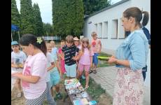 Prowadzący warsztaty z uczestnikami półkolonii w Jaksicach