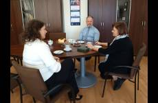 czestnicy spotkania: Aleksandra Gierej, Dyrektor Kujawsko - Pomorskiego Oddziału Państwowego Funduszu Rehabilitacji Osób Niepełnosprawnych, Sylwia Krawczyk, p.o. Okręgowego Inspektora Pracy w Bydgoszczy oraz Grzegorz Meler, Zastępca Okręgowego Inspektora Pracy w Bydgoszczy ds. nadzoru