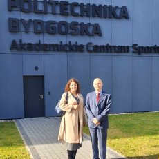 Sylwia Krawczyk, p.o. Okręgowego Inspektora Pracy w Bydgoszczy z dziekanem Politechniki Bydgoskiej Maciejem Dutkiewiczem przed Akademickim Centrum Sportu.