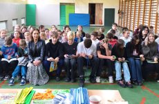 Uczniowie klas V-VIII Szkoły Podstawowej w Kołodziejewie podczas pamiątkowego zdjęcia