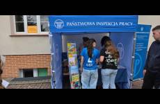 Uczestnicy Pikniku przy stoisku Okręgowego Inspektoratu Pracy w Bydgoszczy