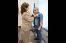 Sylwia Krawczyk, p.o. Okręgowego Inspektora Pracy w Bydgoszczy podczas wręczenia Honorowej Odznaki „Za Zasługi dla Ochrony Pracy” przyznawanej przez Głównego Inspektora Pracy