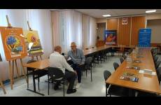 Inspektor pracy Gabriel Tyszkiewicz w trakcie wywiadu z Ireneuszem Sangerem z Polskiego Radia Pomorza i Kujaw (Radio PiK)