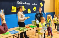 Przedstawicielki Okręgowego Inspektoratu Pracy w Bydgoszczy podczas rozdawania materiałów edukacyjnych i gadżetów promocyjnych
