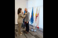 Sylwia Krawczyk, p.o. Okręgowego Inspektora Pracy w Bydgoszczy podczas wręczenia Honorowej Odznaki „Za Zasługi dla Ochrony Pracy” przyznawanej przez Głównego Inspektora Pracy