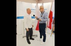 Inspektor pracy Gabriel Tyszkiewicz w trakcie wywiadu z Ireneuszem Sangerem z Polskiego Radia Pomorza i Kujaw (Radio PiK)