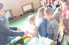 Uczniowie Szkoły Podstawowej w Kołodziejewie podczas odbierania materiałów promocyjnych