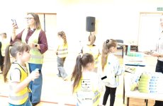 Przedstawicielki Okręgowego Inspektoratu Pracy w Bydgoszczy podczas rozdawania materiałów edukacyjnych i gadżetów promocyjnych