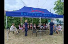Prowadzący warsztaty z uczestnikami półkolonii w Jaksicach