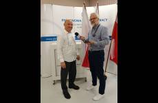 Inspektor pracy Gabriel Tyszkiewicz w trakcie wywiadu z Ireneuszem Sangerem z Polskiego Radia Pomorza i Kujaw (Radio PiK)