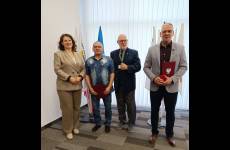 Sylwia Krawczyk, p.o. Okręgowego Inspektora Pracy w Bydgoszczy z nagrodzonymi