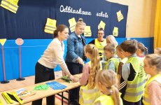 Przedstawicielki Okręgowego Inspektoratu Pracy w Bydgoszczy podczas rozdawania materiałów edukacyjnych i gadżetów promocyjnych