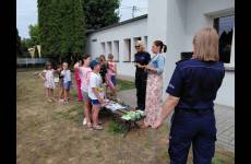 Prowadzący warsztaty z uczestnikami półkolonii w Jaksicach