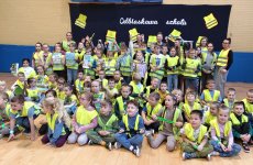 Uczniowie klas I-III Szkoły Podstawowej w Królikowie podczas pamiątkowego zdjęcia