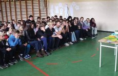 Uczniowie klas V-VIII Szkoły Podstawowej w Kołodziejewie podczas prelekcji