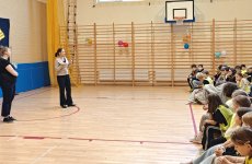 Uczniowie klas IV-VIII Szkoły Podstawowej w Królikowie podczas prelekcji