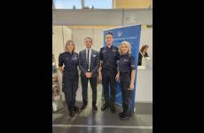 Daniel Grobelski, inspektor pracy z funkcjonariuszami Policji na Powiatowych Targach Pracy w Inowrocławiu