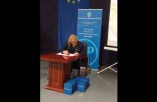 Anna Pastuszka, Dyrektor KRUS Oddziału Regionalnego w Bydgoszczy podczas podpisywania Deklaracji