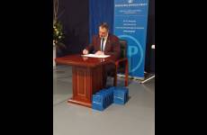 Łukasz Urbański, Dyrektor Kujawsko - Pomorskiego Ośrodka Doradztwa Rolniczego w Minikowie podczas podpisywania Deklaracji