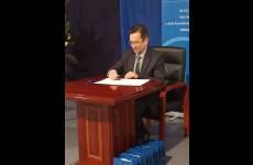 Dr inż. Tomasz Stosik, Prodziekan Wydziału Rolnictwa i Biotechnologii Politechniki Bydgoskiej podczas podpisywania Deklaracji