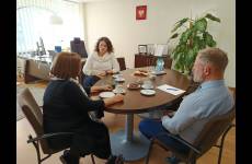 Uczestnicy spotkania: Aleksandra Gierej, Dyrektor Kujawsko - Pomorskiego Oddziału Państwowego Funduszu Rehabilitacji Osób Niepełnosprawnych, Sylwia Krawczyk, p.o. Okręgowego Inspektora Pracy w Bydgoszczy oraz Grzegorz Meler, Zastępca Okręgowego Inspektora Pracy w Bydgoszczy ds. nadzoru