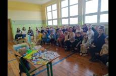 Uczniowie Szkoły Podstawowej w Trylu. Pamiątkowe zdjęcie z prowadzącą zajęcia