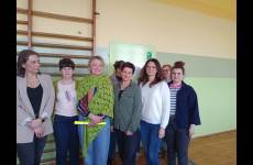 Nauczyciele Szkoły Podstawowej w Trylu. Pamiątkowe zdjęcie z prowadzącą zajęcia