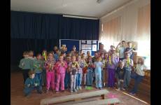 Uczniowie Szkoły Podstawowej w Mycielewie. Pamiątkowe zdjęcie z prowadzącą zajęcia