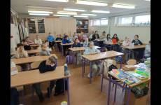 Uczniowie Szkoły Podstawowej w Sadkach podczas spotkania - grupa pierwsza