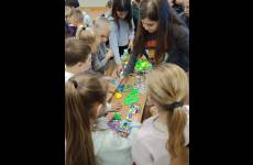 Uczniowie Szkoły Podstawowej w Sadkach podczas spotkania - grupa pierwsza