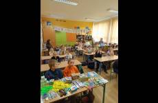 Uczniowie Szkoły Podstawowej w Sadkach podczas spotkania - grupa druga