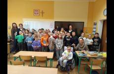 Uczniowie i nauczyciele Szkoły Podstawowej w Sadkach (grupa druga) podczas pamiątkowego zdjęcia z prowadzącą warsztaty