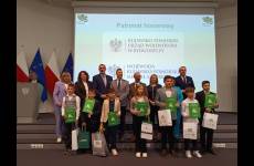 Przedstawiciele urzędów - współorganizatorzy konkursów z laureatami