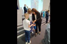 Sylwia Krawczyk, p.o. Okręgowego Inspektora Pracy w Bydgoszczy podczas wręczania nagrody laureatowi konkursu