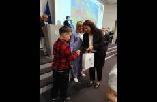 Sylwia Krawczyk, p.o. Okręgowego Inspektora Pracy w Bydgoszczy podczas wręczania nagrody laureatowi konkursu